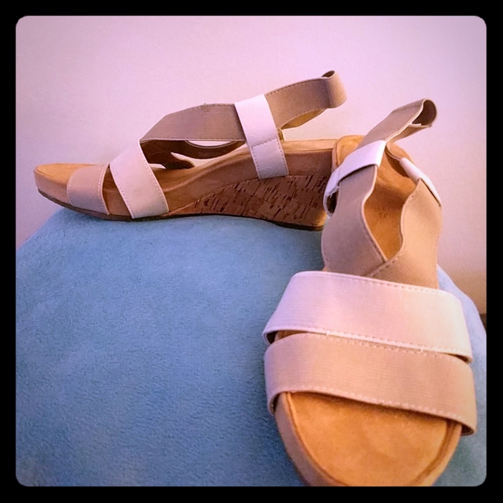 Comfortable Aerosoles tan wedge sandals